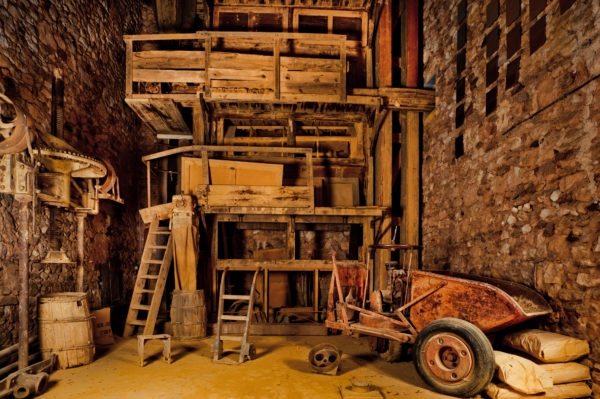 Moulins et blutoirs de l'ocre jaune de l'ancienne usine d'ocre Mathieu de Roussillon