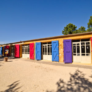 Façade de l'écomusée de l'ocre de Roussillon dans le Luberon en Provence