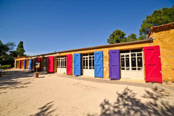 Façade de l'écomusée de l'ocre de Roussillon dans le Luberon en Provence