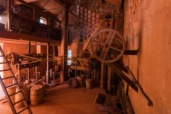 Moulin de broyage l'ocre rouge de l'ancienne usine d'ocre Mathieu de Roussillon en Provence