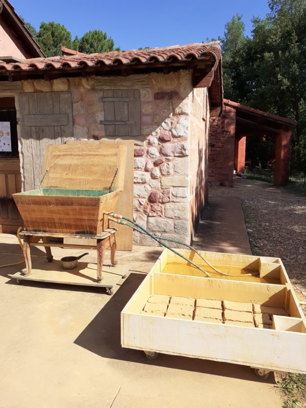 Installation expérimentale de lavage d'ocre jaune à l'écomusée de l'ocre de Roussillon en Provence