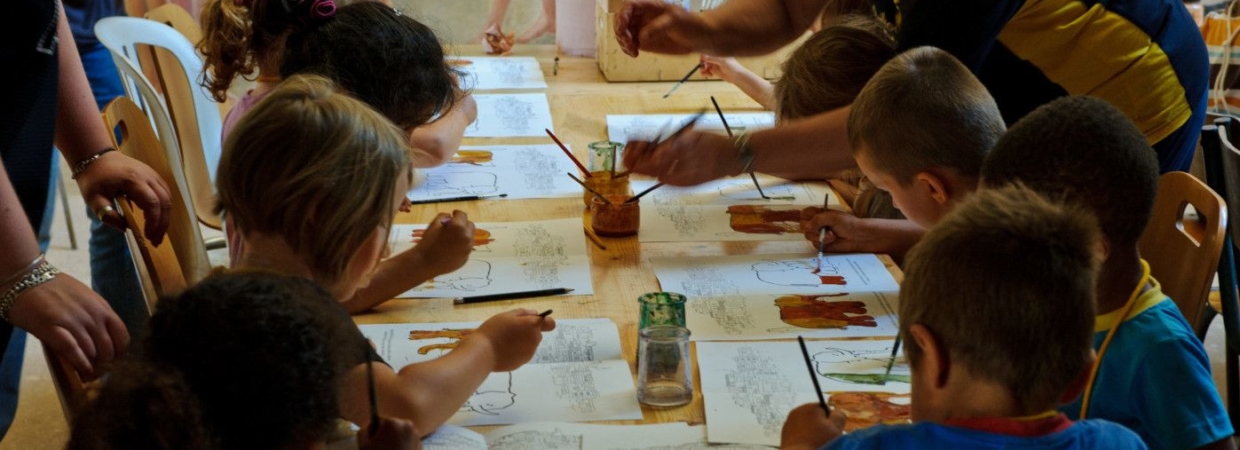 ateliers de peinture aquarello avec les enfants de maternelle de l'école de Roussillon