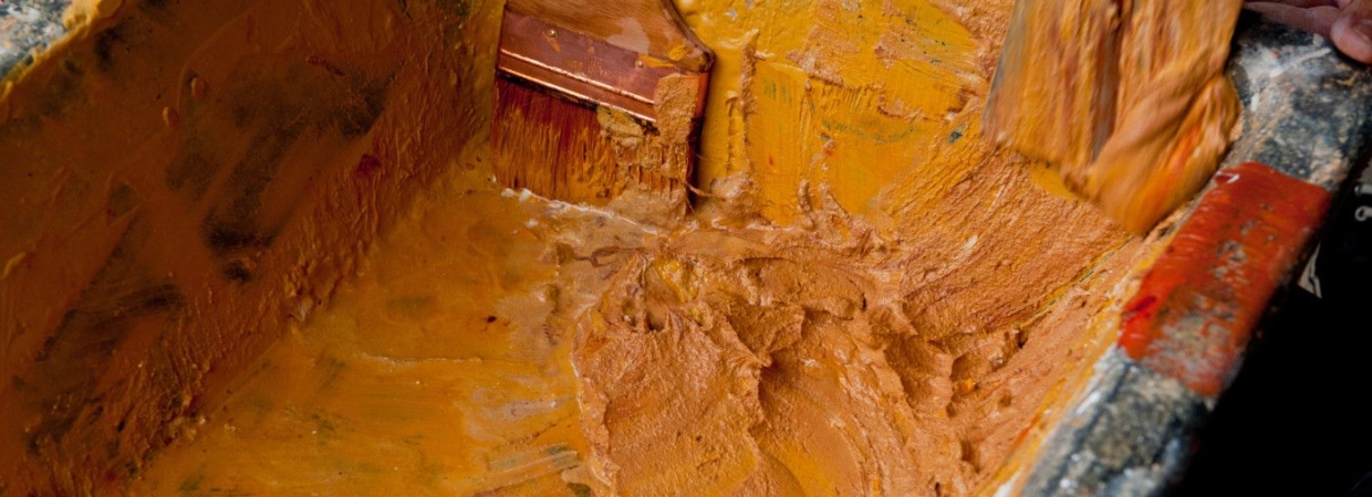 auge, spalter et truelle stuccateur teintés d'une pâte d'enduit à la chaux couleur ocre pendant les ateliers de stuc