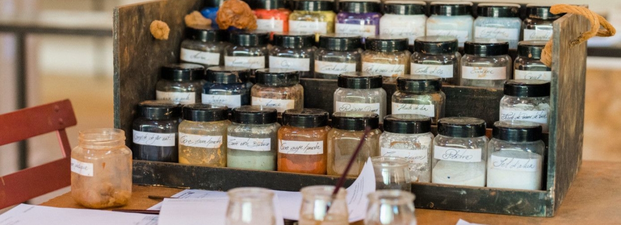 pots de pigments et de liants utilisés pendant les ateliers de peinture