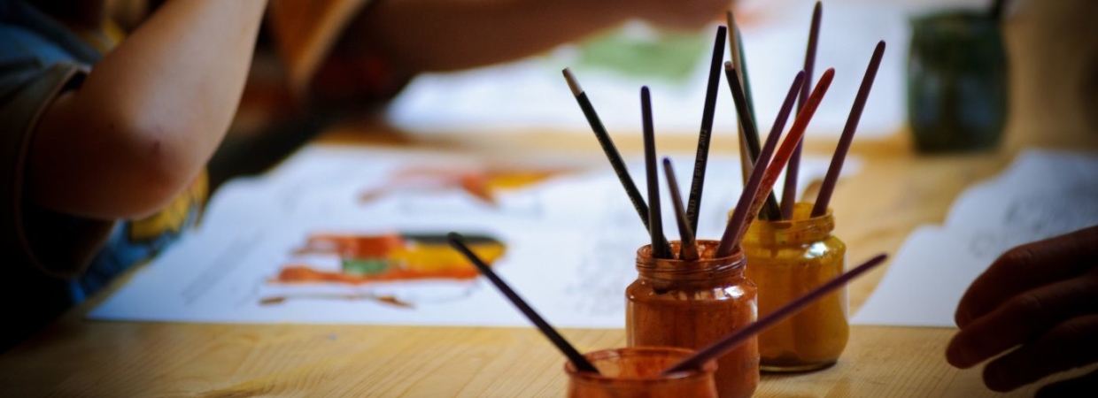 pots de pigments et pinceaux utilisés par les enfants pendant les ateliers créatifs de l'écomusée de l'ocre