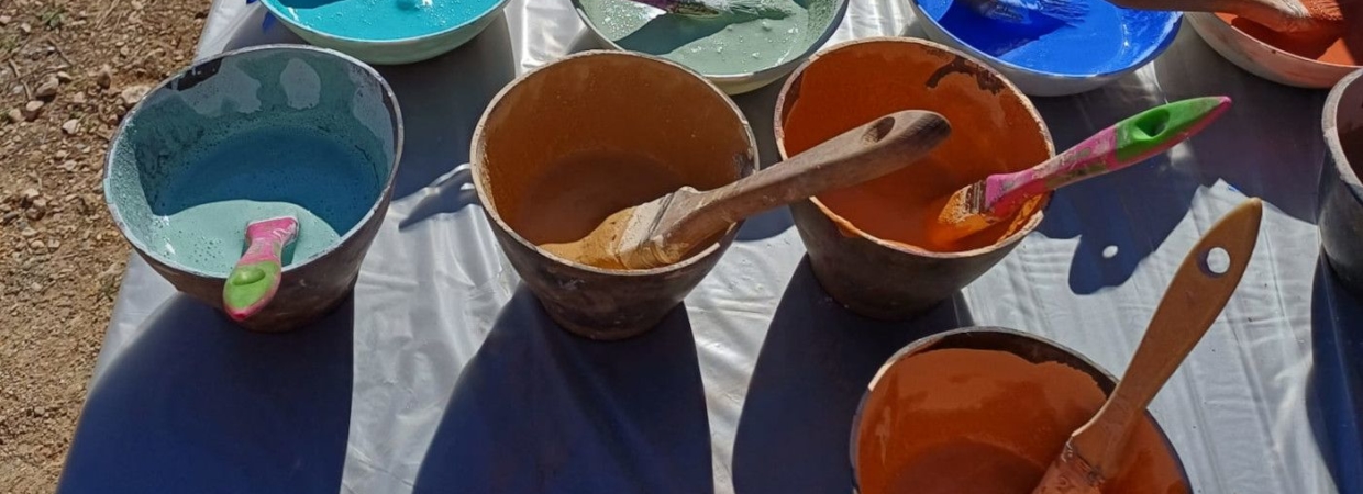 ateliers de badigeon à la chaux, pots de peinture teintés d'ocres et de pigments naturels