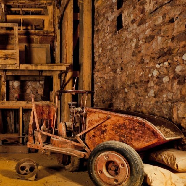 ateliers pour enfants et adultespour apprendre en s'amusant à fabrier des peintures avec des ocres et pigments et des teintures avec des plantes tinctoriales
